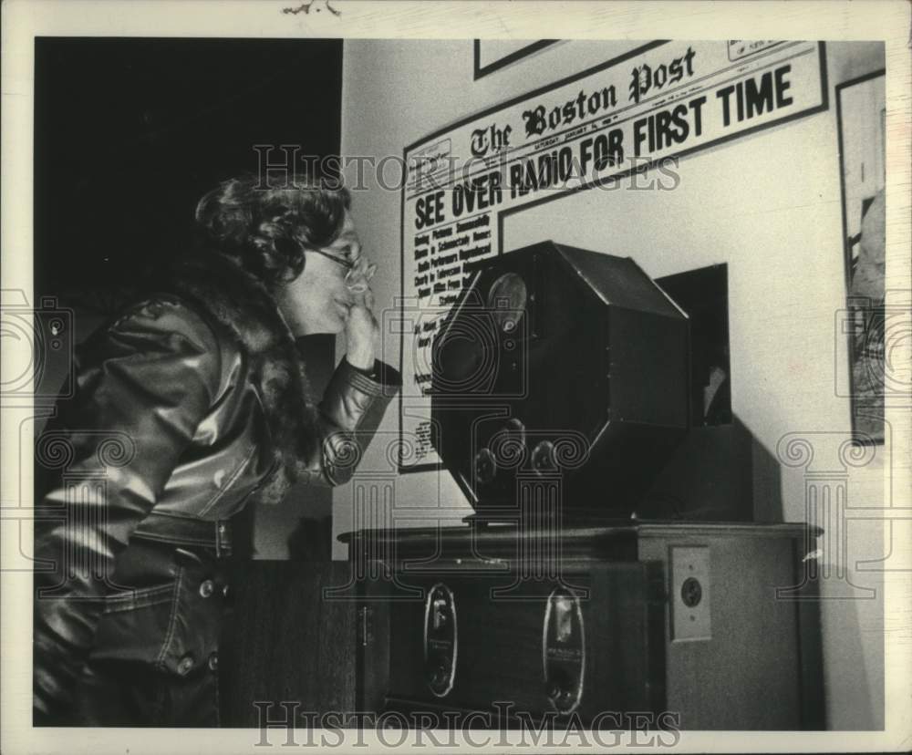 1971 Press Photo Schenectady, NY Museum visitor admires 1928 television-Historic Images