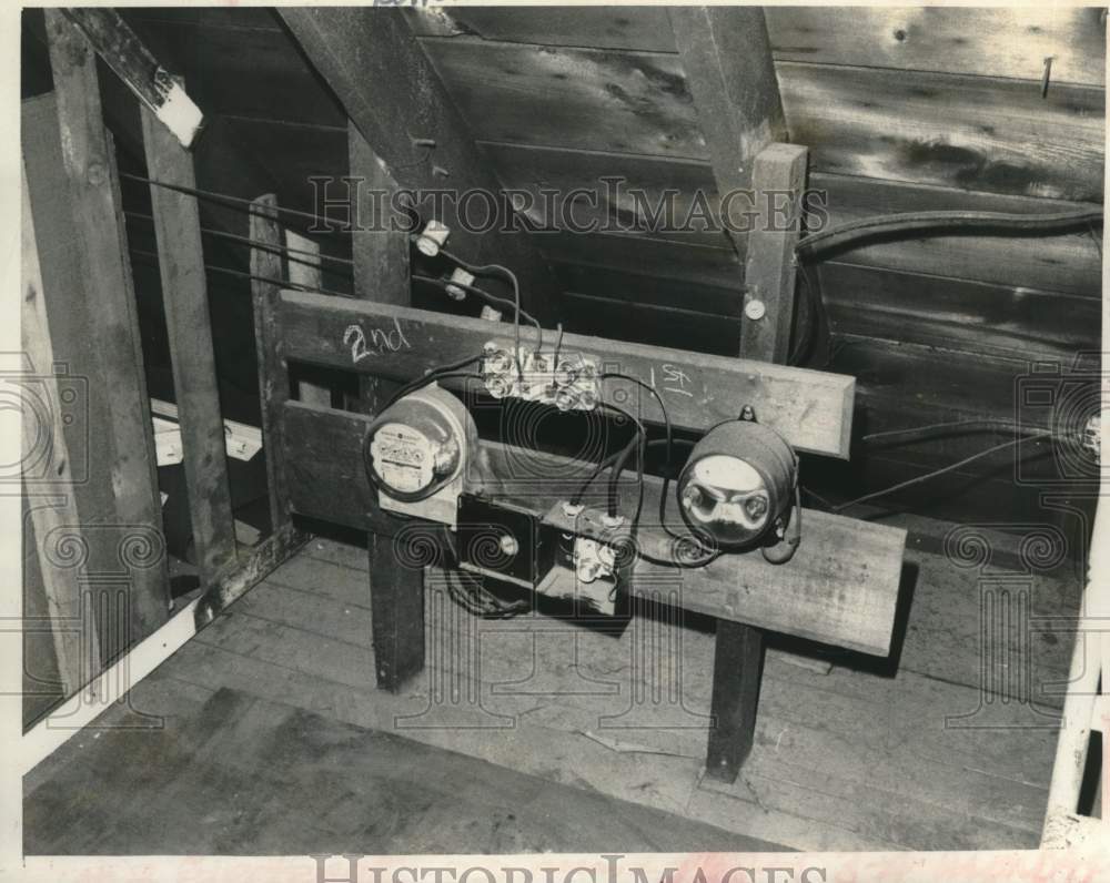 1978 Press Photo Wiring in attic of substandard housing, Schenectady, New York - Historic Images