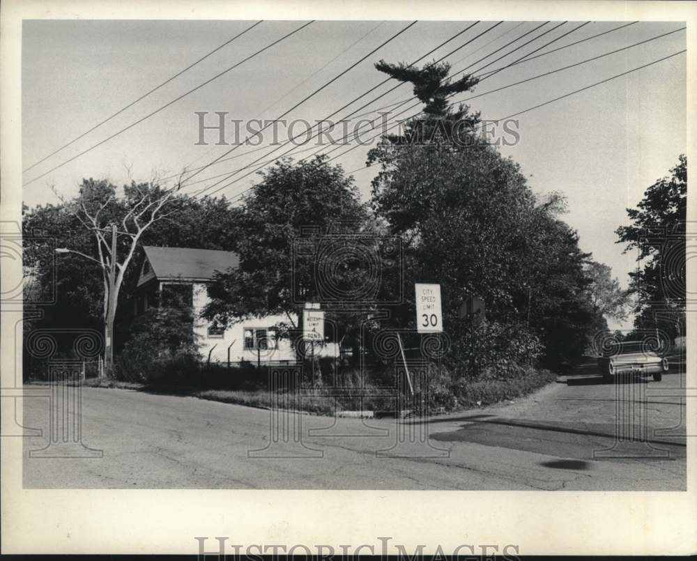 1975 Press Photo Home on Campbell Avenue in Schenectady, New York - tua16958 - Historic Images
