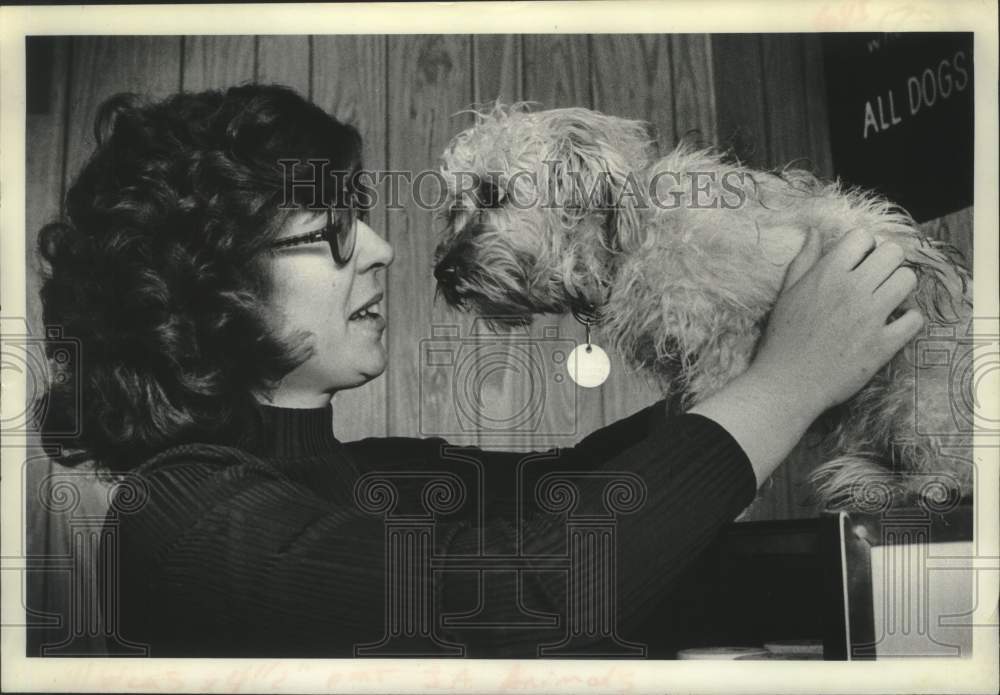 1979 Press Photo Nan Lyon examines puppy at Schenectady, New York Animal Shelter - Historic Images