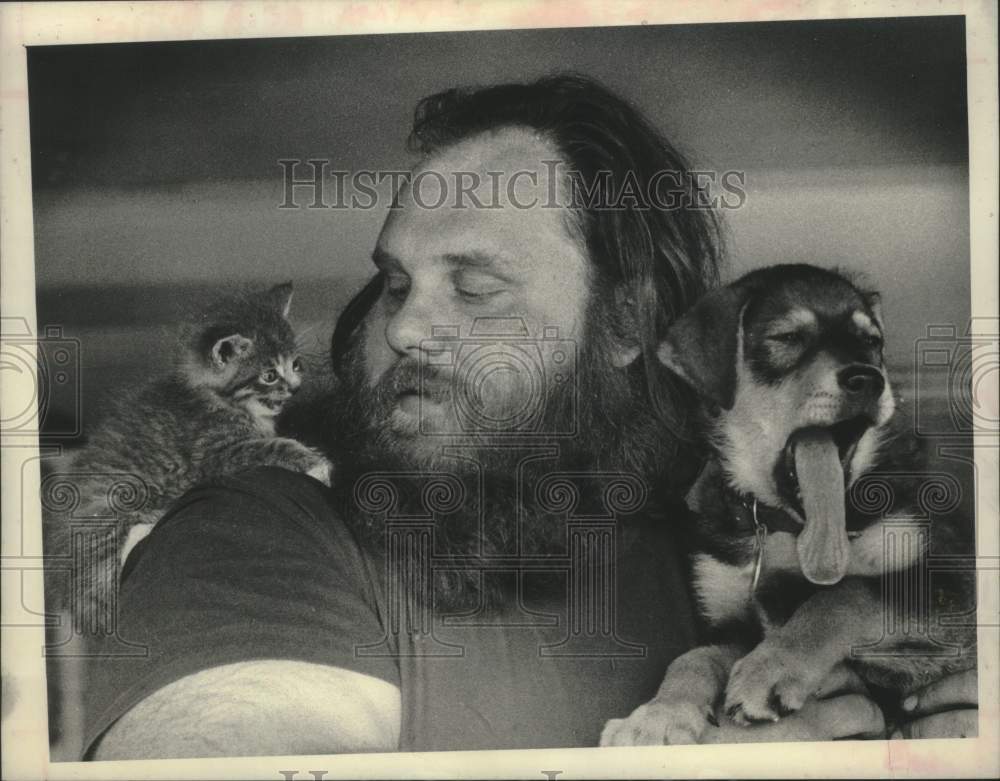 1980 Press Photo Schenectady, NY Animal Shelter technician with kitten & puppy - Historic Images