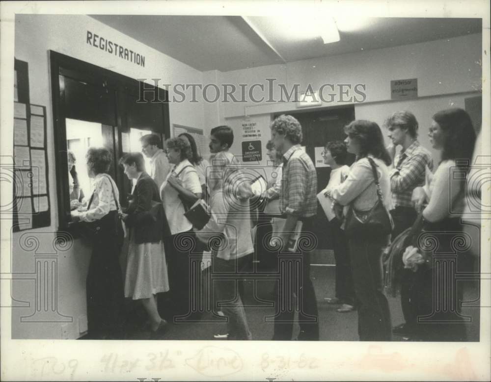 1982 Students register at Schenectady Community College, New York - Historic Images