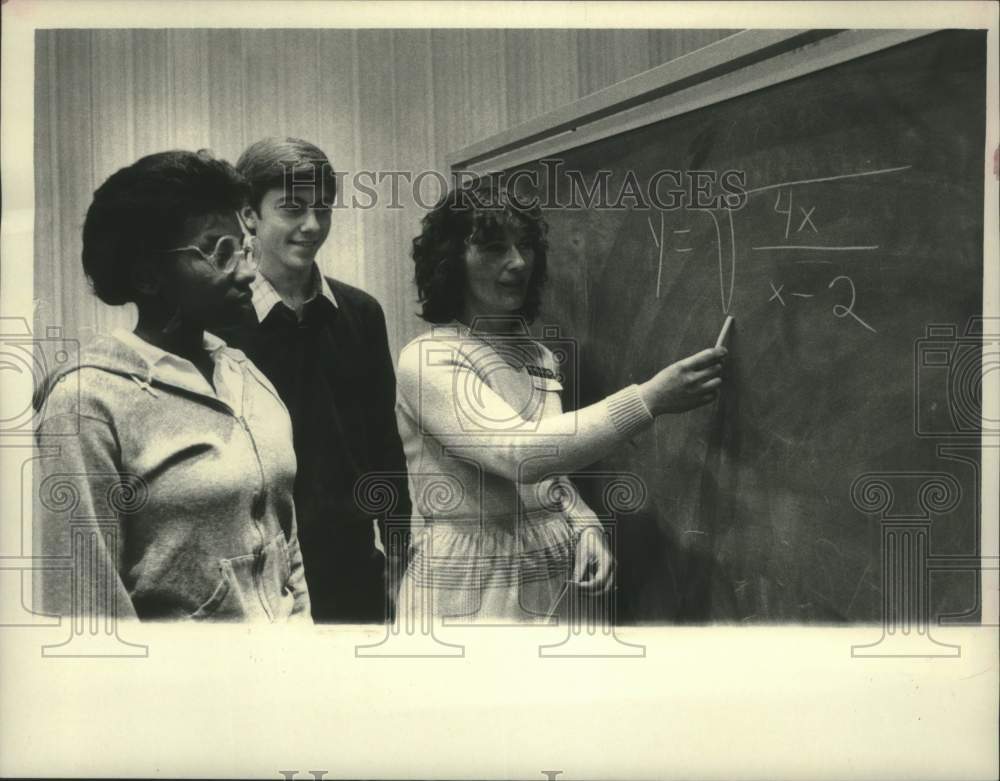 1983 Press Photo Schenectady, NY College professor &amp; students work over problem - Historic Images