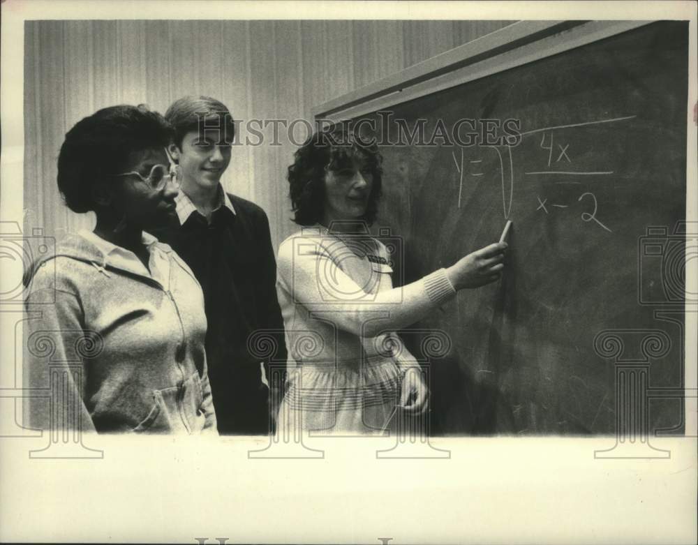 1983 Press Photo Schenectady, NY College professor & students work over problem - Historic Images