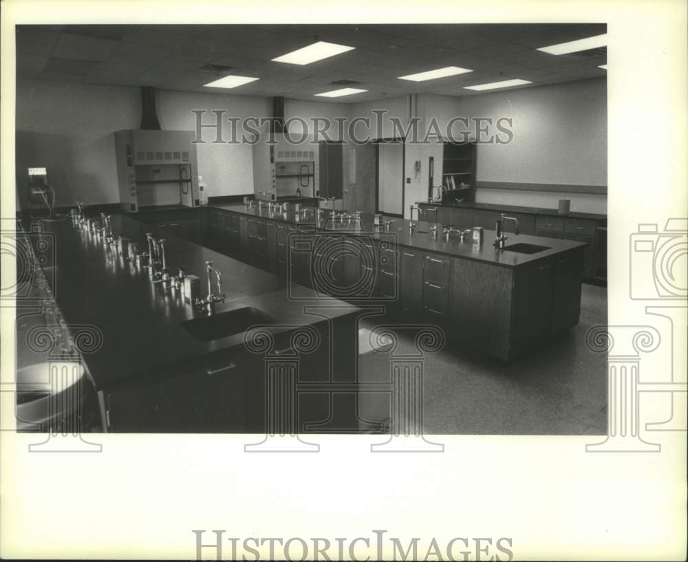 1987 Press Photo Science lab, Schenectady County Community College, New York - Historic Images