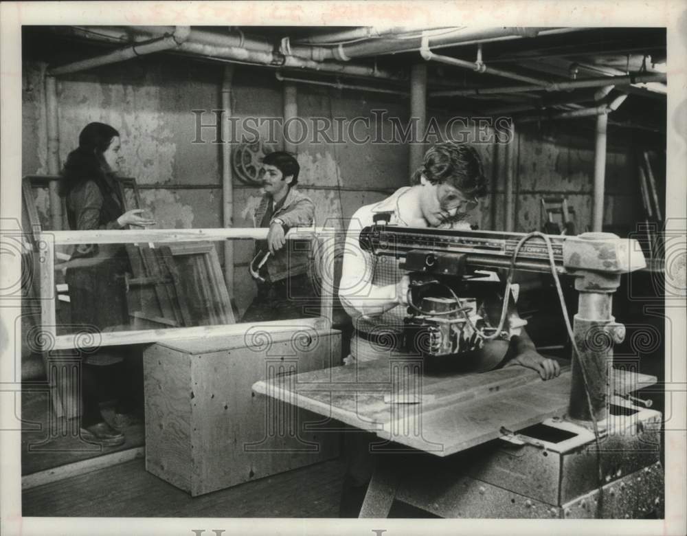 1980 Press Photo Workers build temporary storm windows in Schenectady, New York - Historic Images