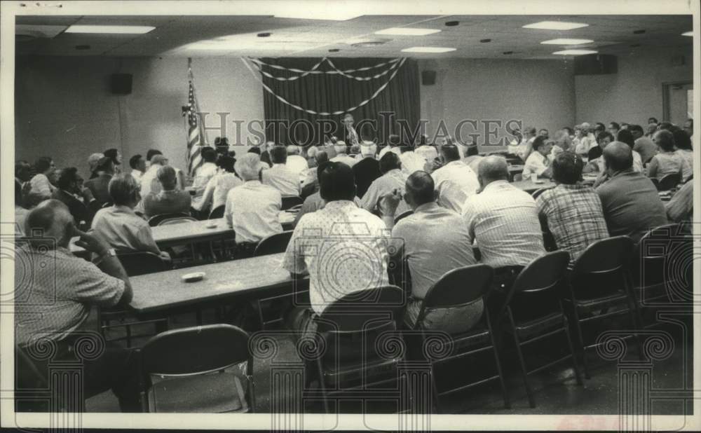 1975 Press Photo Edward Cammarati speaks to Schenectady, NY Republican group - Historic Images
