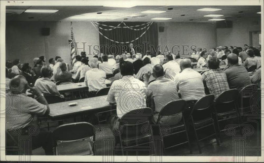 1975 Press Photo Edward Cammarati speaks to Schenectady, NY Republican group - Historic Images