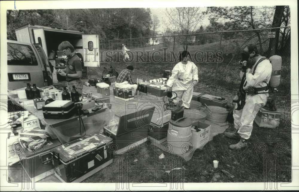 1990 Press Photo Workers test soil at former Schenectady, NY landfill site - Historic Images