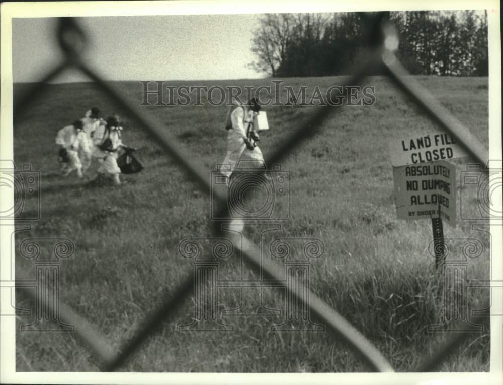 1990 Press Photo Environmental Protection Agency contractors, Schenectady, NY - Historic Images