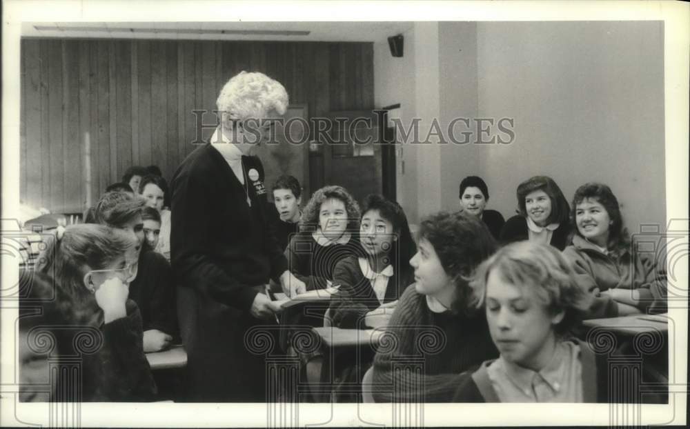 1988 Press Photo Sister Carolyn Schanz, principal of Troy, NY catholic school - Historic Images