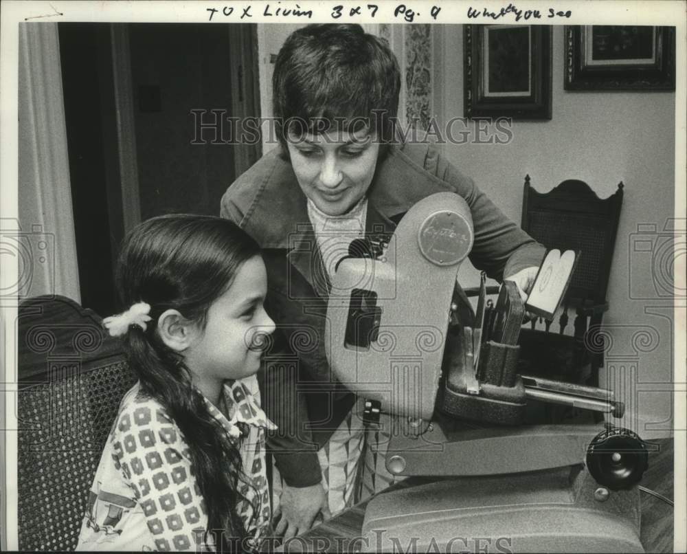 1978 Press Photo Mother &amp; daughter look at projector in their New York home - Historic Images