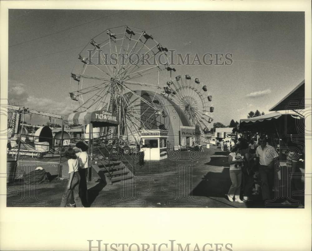 1983 Press Photo Ferris wheels tower over Shaghticoke Fair midway in New York - Historic Images
