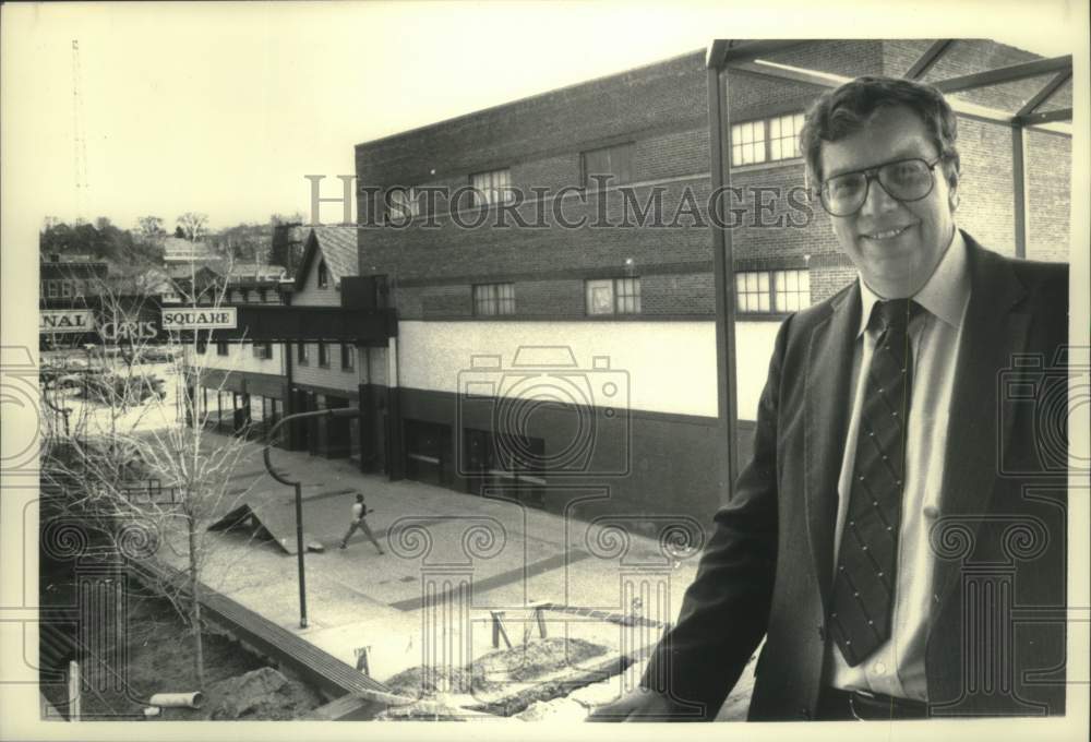1988 Press Photo George Robertson outside his Schenectady, New York office - Historic Images