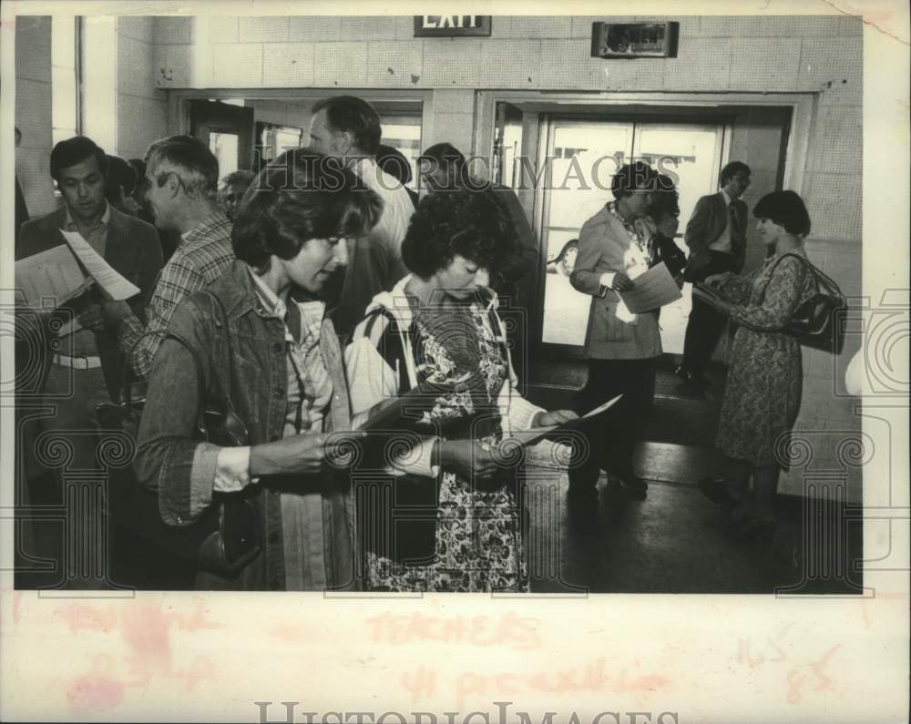 1978 Press Photo Schenectady, New York teachers read prospectus at union hall - Historic Images