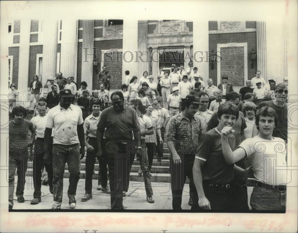 1975 Press Photo Schenectady, New York city employee union members demonstrate - Historic Images