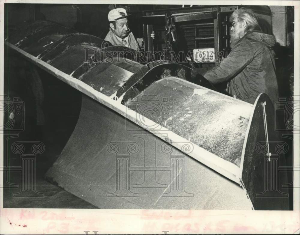 1978 Press Photo Schenectady, New York highway crew connects snow plow to truck - Historic Images