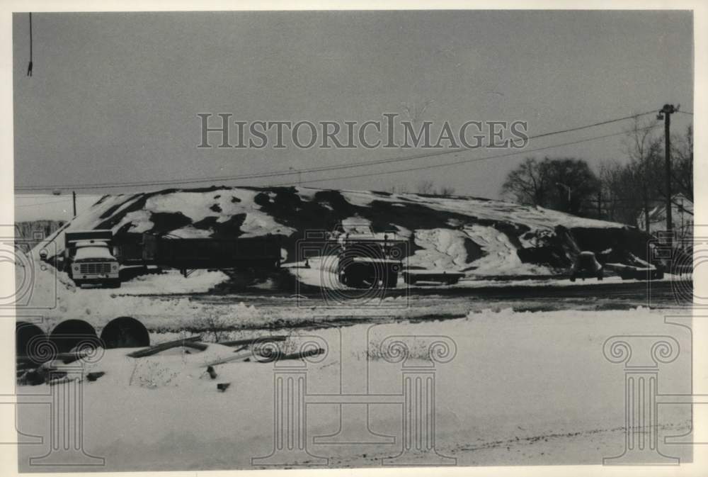 1984 Press Photo De-icing material piled at Rotterdam, NY Highway facility - Historic Images