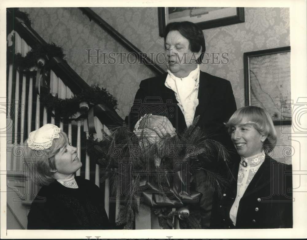 1983 Press Photo Historical Society members in period costume, Schenectady, NY - Historic Images