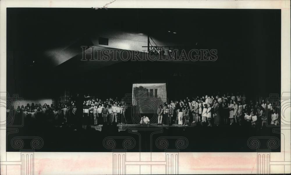 1975 Press Photo Schalmont, New York High School students perform on stage - Historic Images