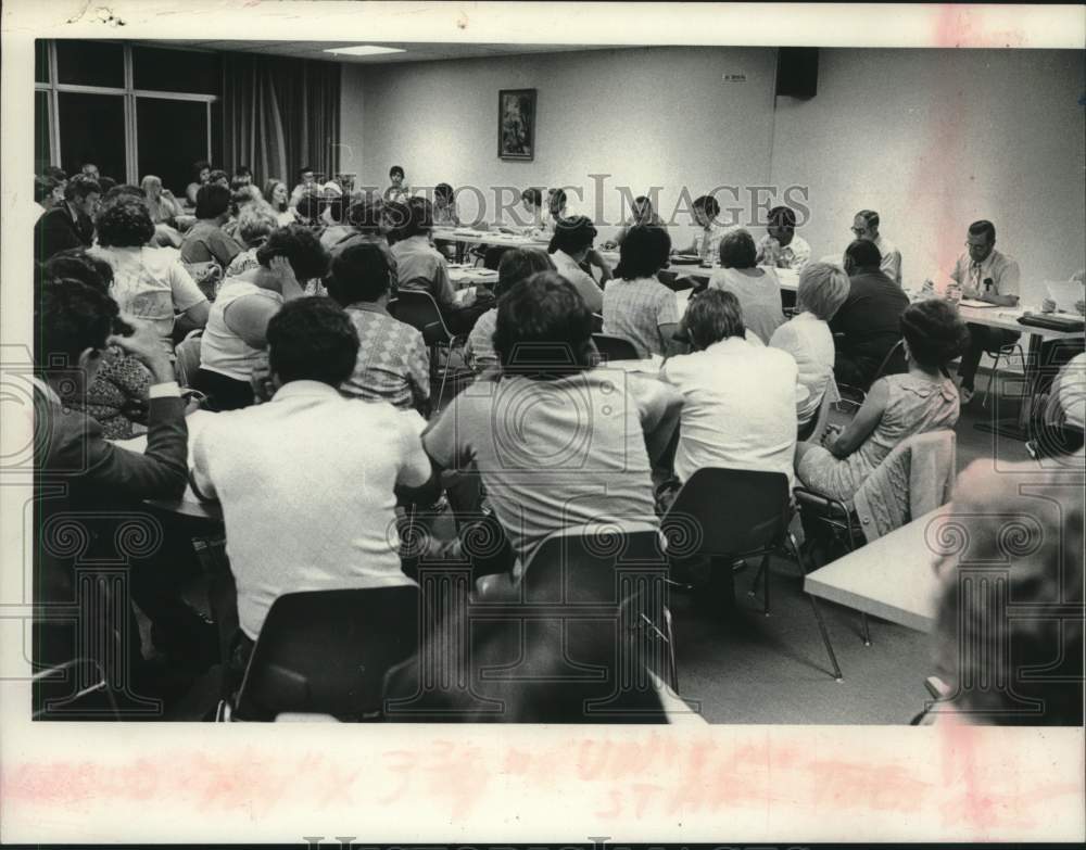 1976 Press Photo Attendees at Schalmont, New York School meeting - tua17146 - Historic Images