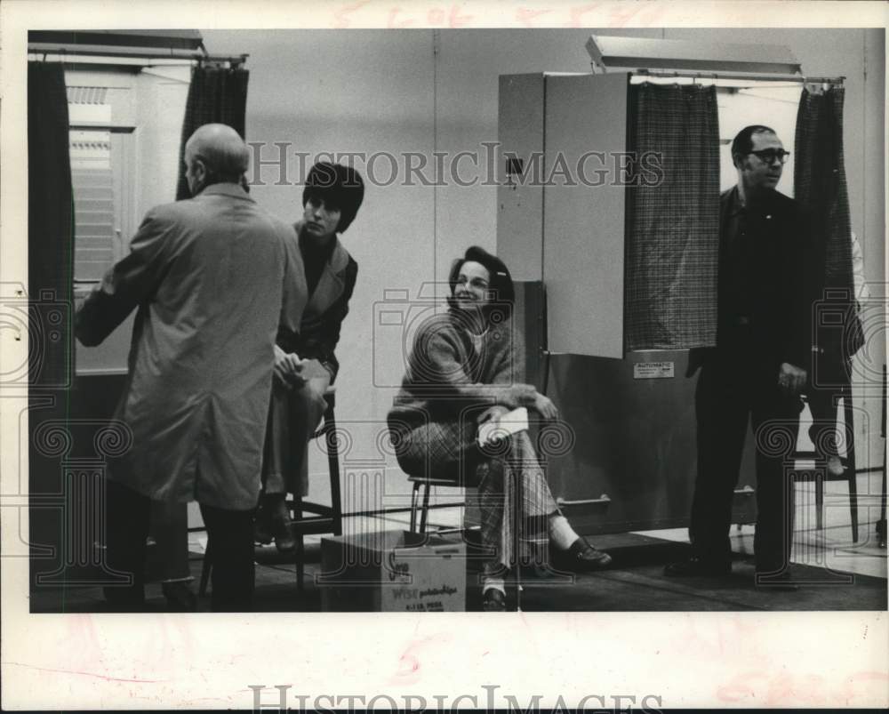 1979 Press Photo Residents cast votes on Schalmont, New York school bond issue - Historic Images