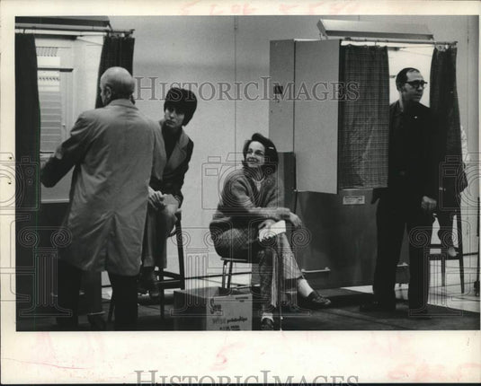 1979 Press Photo Residents cast votes on Schalmont, New York school bond issue - Historic Images