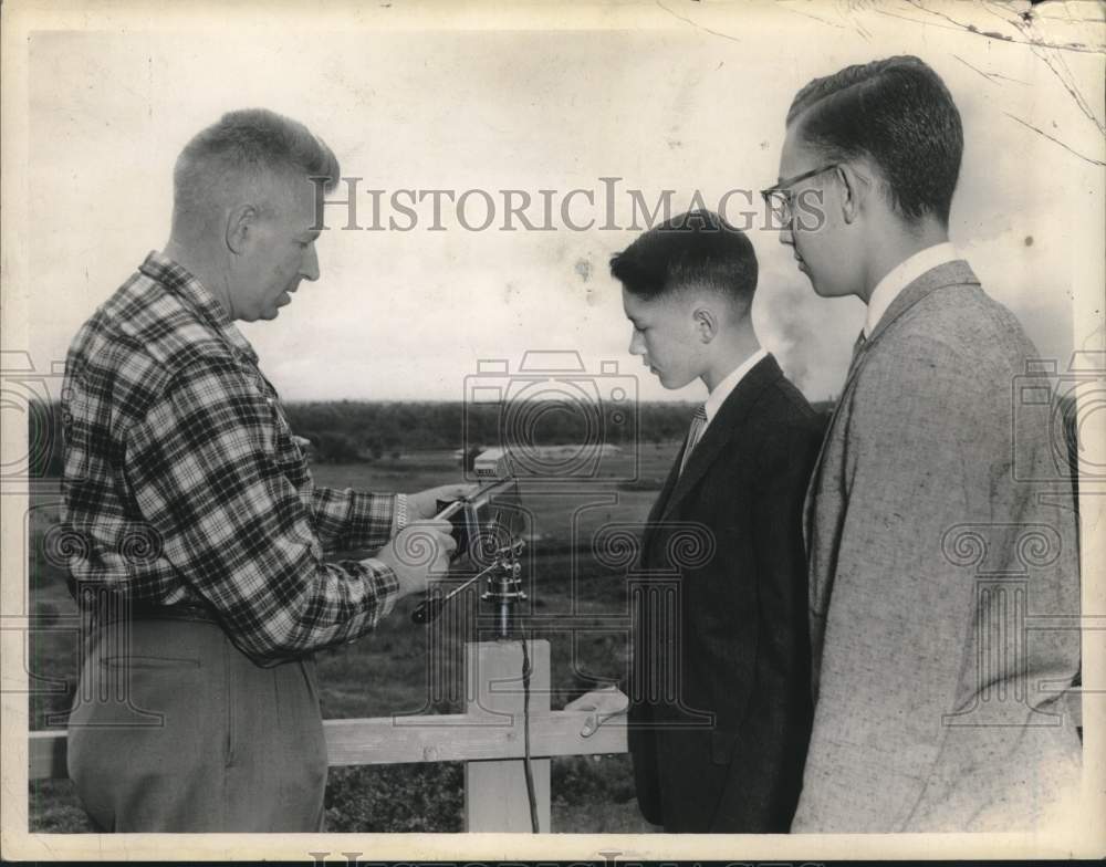 1959 New York scientists explains equipment to area students - Historic Images