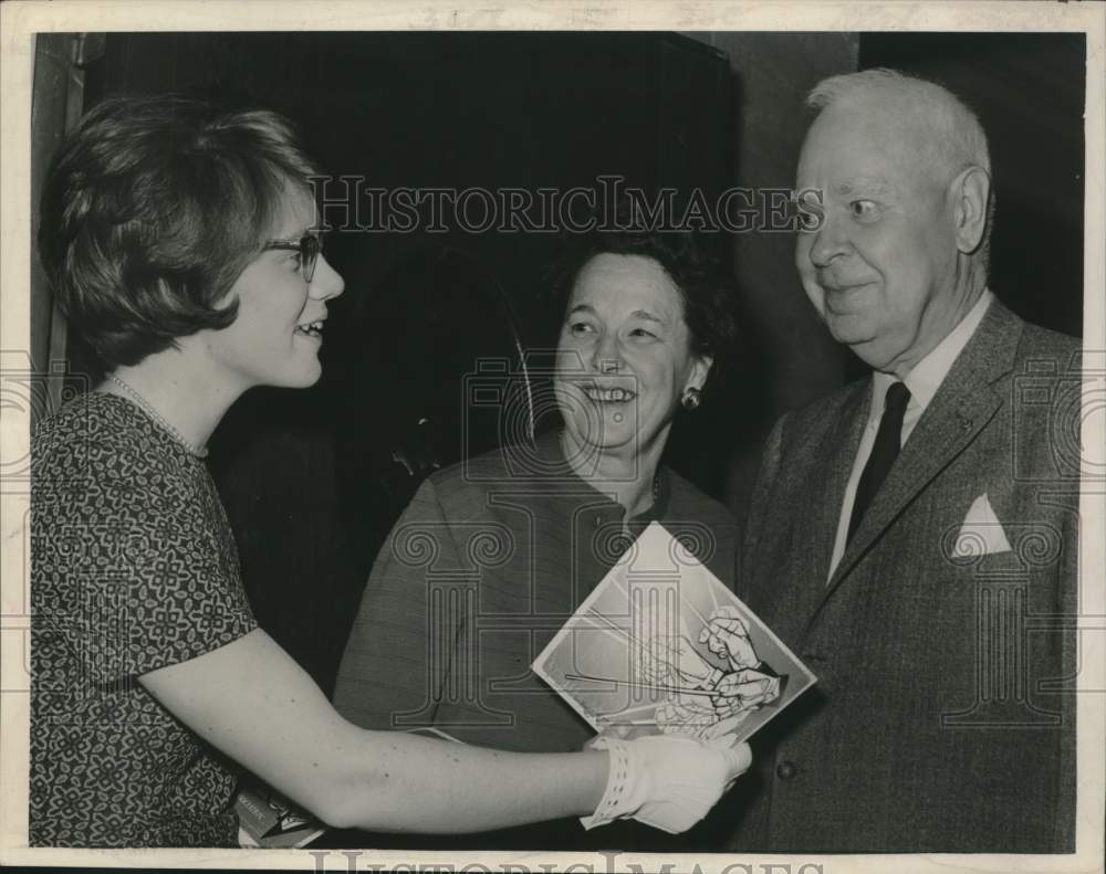 1965 Usher passes out programs at Hague Concert in New York - Historic Images