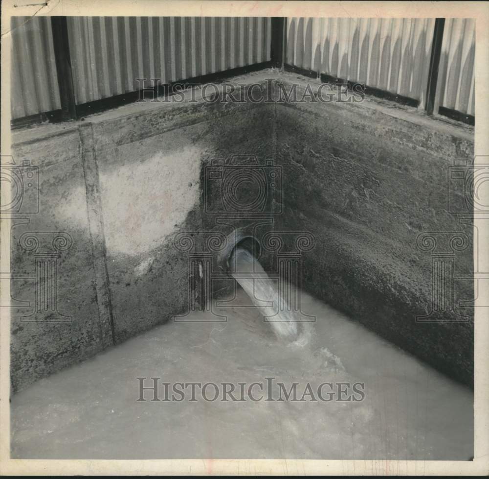 Press Photo Dirty water flows into holding tank in New York - tua17309-Historic Images