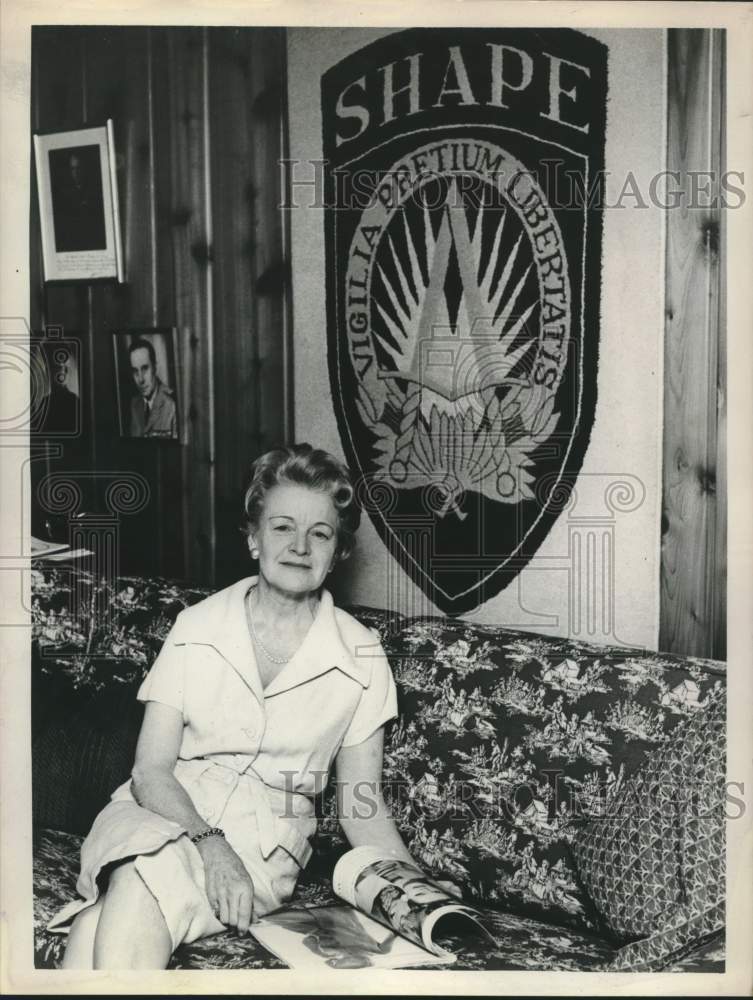 1963 Mrs. Cortlandt Van Rensselaer Schuyler in her New York home - Historic Images