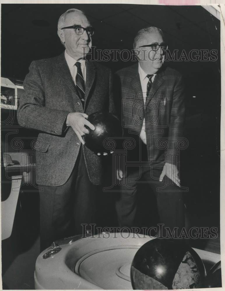 1974 Press Photo Syl Malsan &amp; Jim Williams in New York bowling alley - tua17835- Historic Images