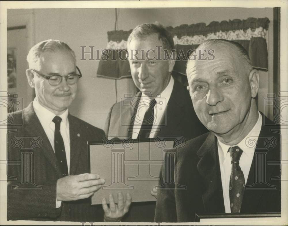 1962 Secret Service agents receive Uncle Sam Award at Red Mill Manor - Historic Images