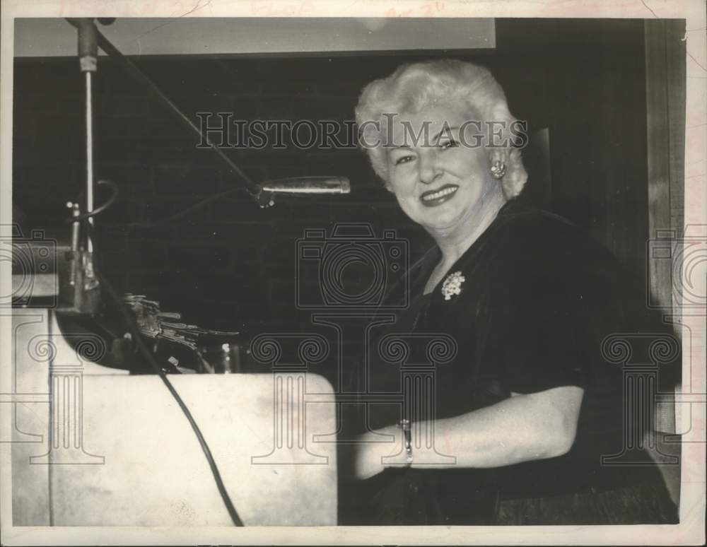 1963 Press Photo Terry Scanlon is playing the piano.  She passed away March 1969 - Historic Images