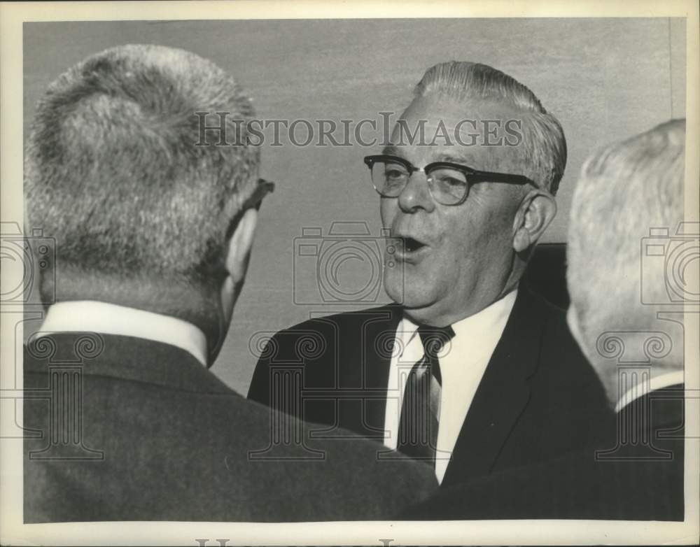 1965 Press Photo Leo O'Brien laughing with two unidentifed men (back to camera) - Historic Images