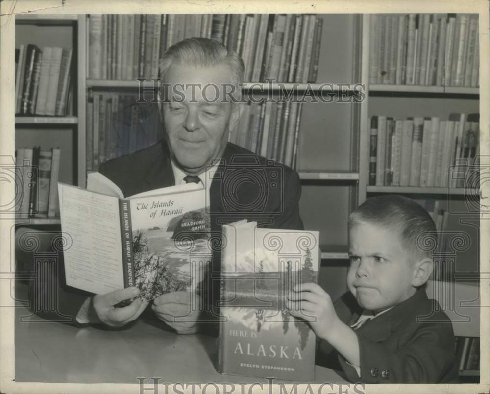 Press Photo Congressman Leo O&#39;Brien and grandson Terry reading books at school-Historic Images