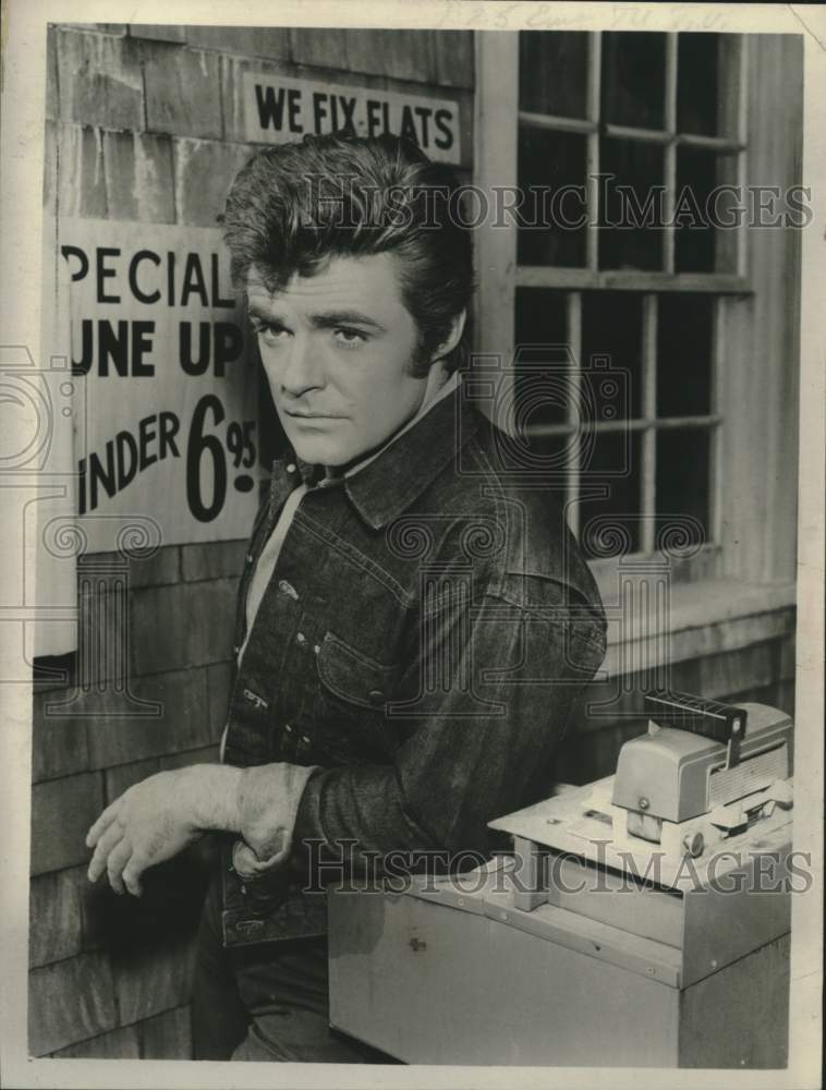 1966 Press Photo Stephen Oliver stands in front of auto service garage - Historic Images