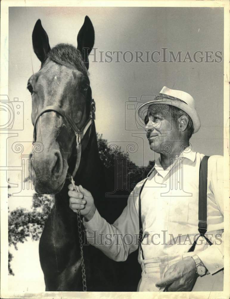 1968 Press Photo Howard Parker holds reigns to horse &#39;Your Kiddin&#39; - tua18904 - Historic Images