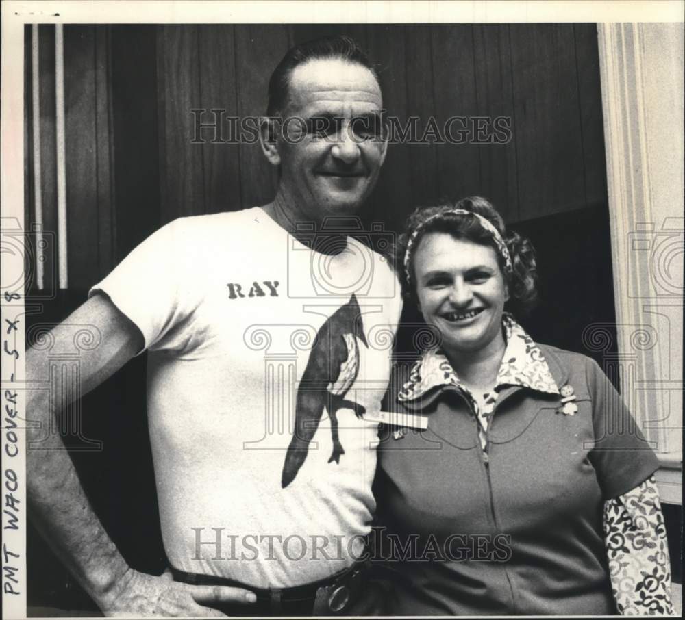 1975 Press Photo Mr. and Mrs. Ray Sanborn pose for photo - Historic Images