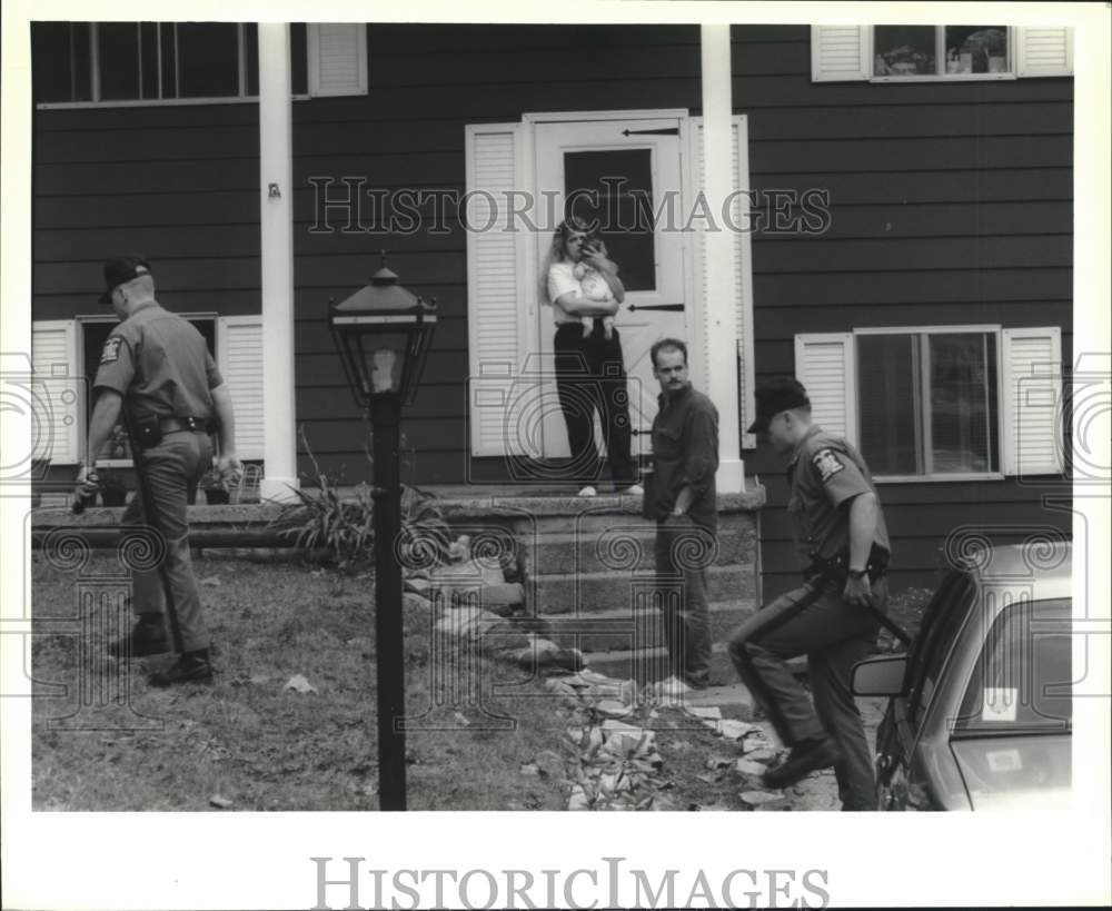 Press Photo NY Police outside home during manhunt for Joel O&#39;Keefe - tua19848-Historic Images