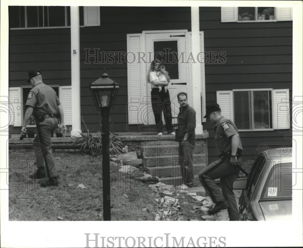 Press Photo NY Police outside home during manhunt for Joel O'Keefe - tua19848-Historic Images