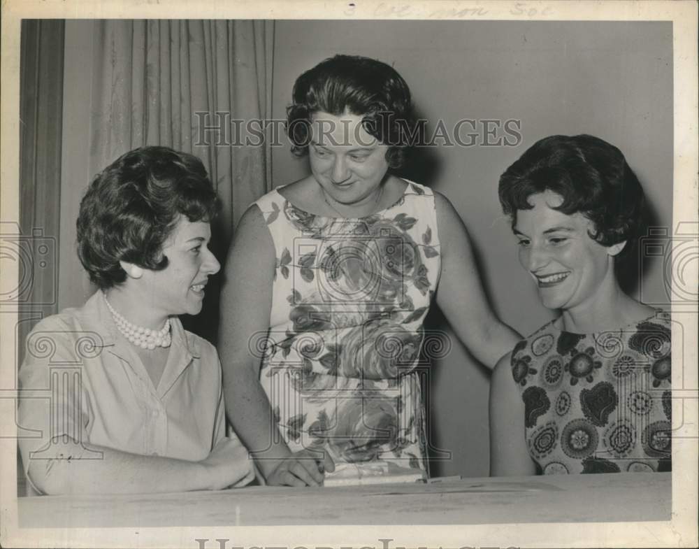 1963 Temple Israel Sisterhood new members are welcomed - Historic Images