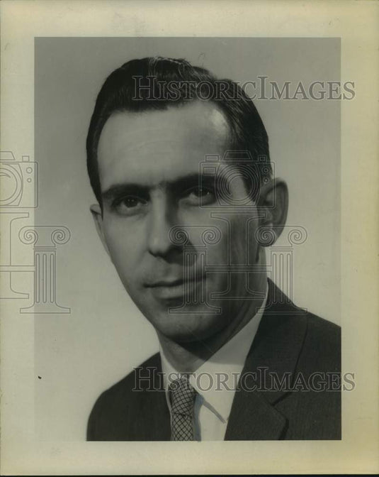 1959 Press Photo Richard T Seaver of Behr Manning poses for photo - Historic Images