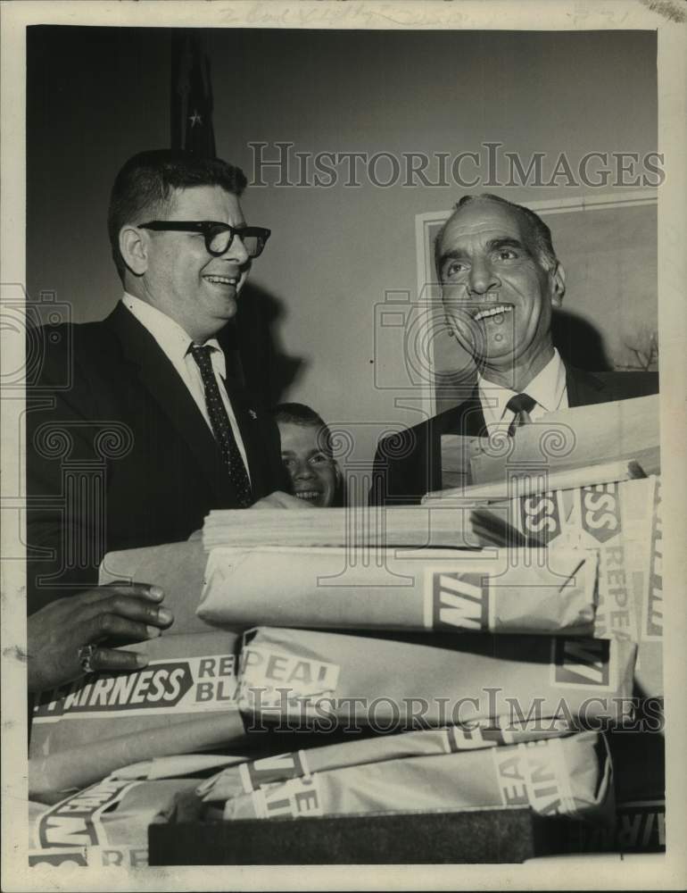 1967 Press Photo Robert J Scholz and Anthony J Traniu stand with packages - Historic Images