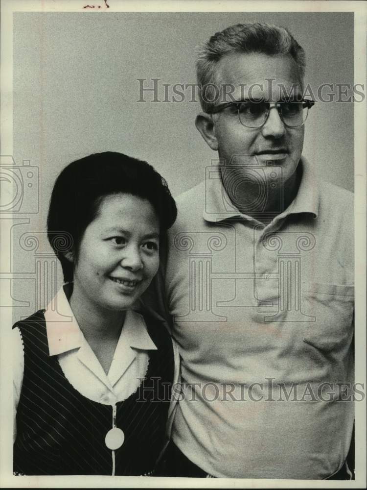 1974 Press Photo Mr. and Mrs. Wilfred Scholz pose for photo - tua20559- Historic Images