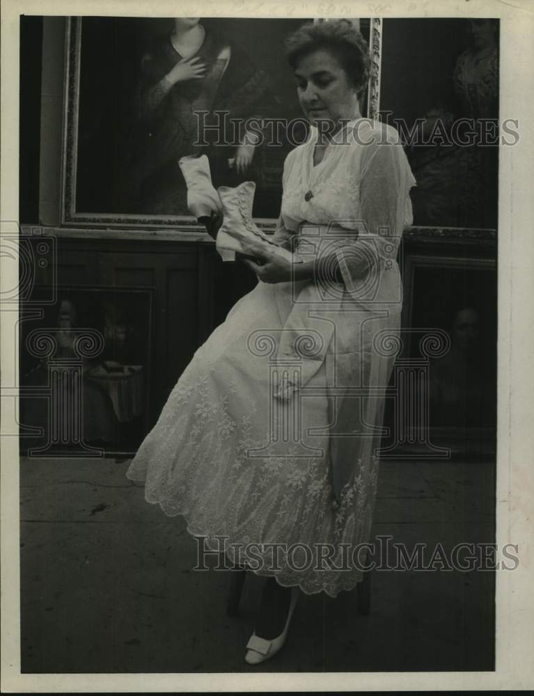 1969 Press Photo Mrs. L Ward Locke, Jr holds antique pair of womens boots-Historic Images