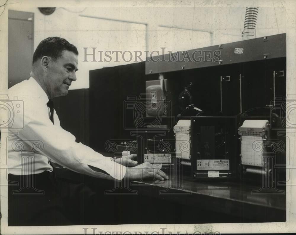 1964 Press Photo Electrical Engineer John Scully in his Albany, New York lab-Historic Images