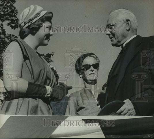 1959 Most Reverend William A Scully meets Princess Beatrix - Historic Images