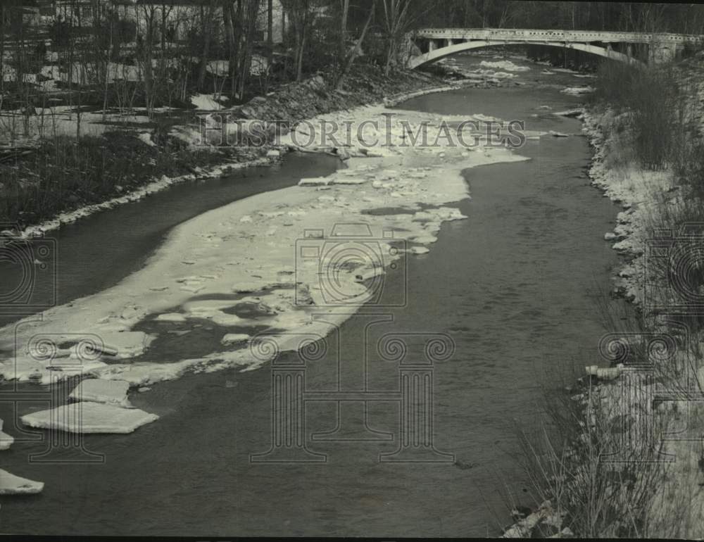 Press Photo Water flows in Foxes Creek in Schoharie, NY from melting snow - Historic Images