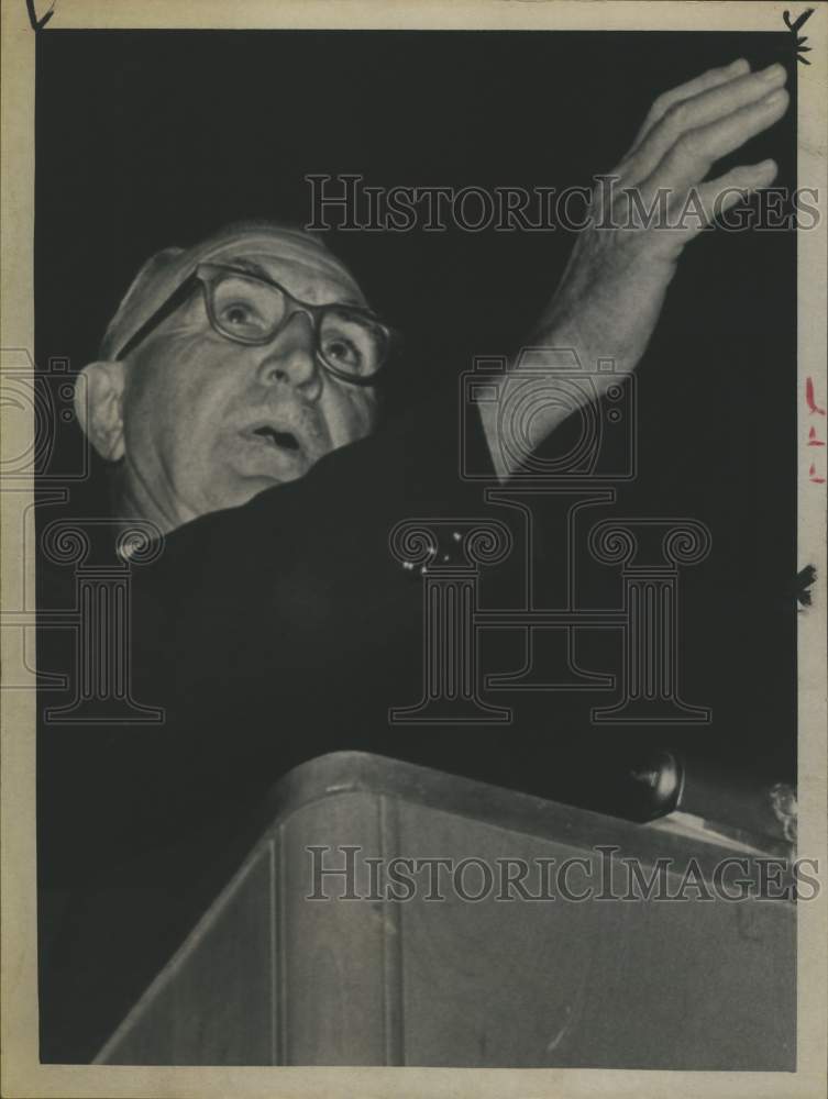 US Senator Wayne Morse from Oregon speaks behind podium - Historic Images